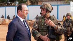 François Hollande rend visite aux troupes françaises a Bangui, 28 février 2014 