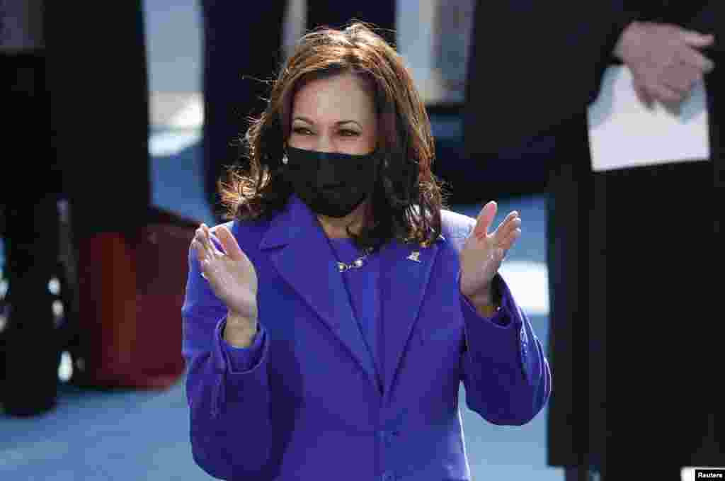 Makamu wa Rais Kamala Harris akifurahia kuapishwa kwa Joe Biden kuwa Rais wa 46 wa Marekani. REUTERS/Brendan McDermid