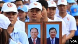 រូបឯកសារ៖ សមាជិកគណបក្សប្រជាជនកម្ពុជា ចូលរួមការប្រារព្ធខួបអនុស្សាវរីយ៍ លើកទី៦៦ ថ្ងៃបង្កើតគណបក្សប្រជាជនកម្ពុជា ក្នុងរាជធានីភ្នំពេញ នៅថ្ងៃទី២៨ ខែមិថុនា ឆ្នាំ២០១៧។ (ហ៊ាន សុជាតា/VOA)