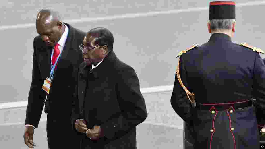 L'arrivée du président du Zimbabwe Robert Mugabe à la COP21, la Conférence des Nations unies sur les changements climatiques, au Bourget, près de Paris, 30 novembre 2015.