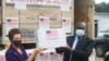 Ellen Thorburn remettant un lot de vaccins à Jean Ignace Tendele, directeur de cabinet du ministre de la Santé, Brazzaville, le 26 août 2021.