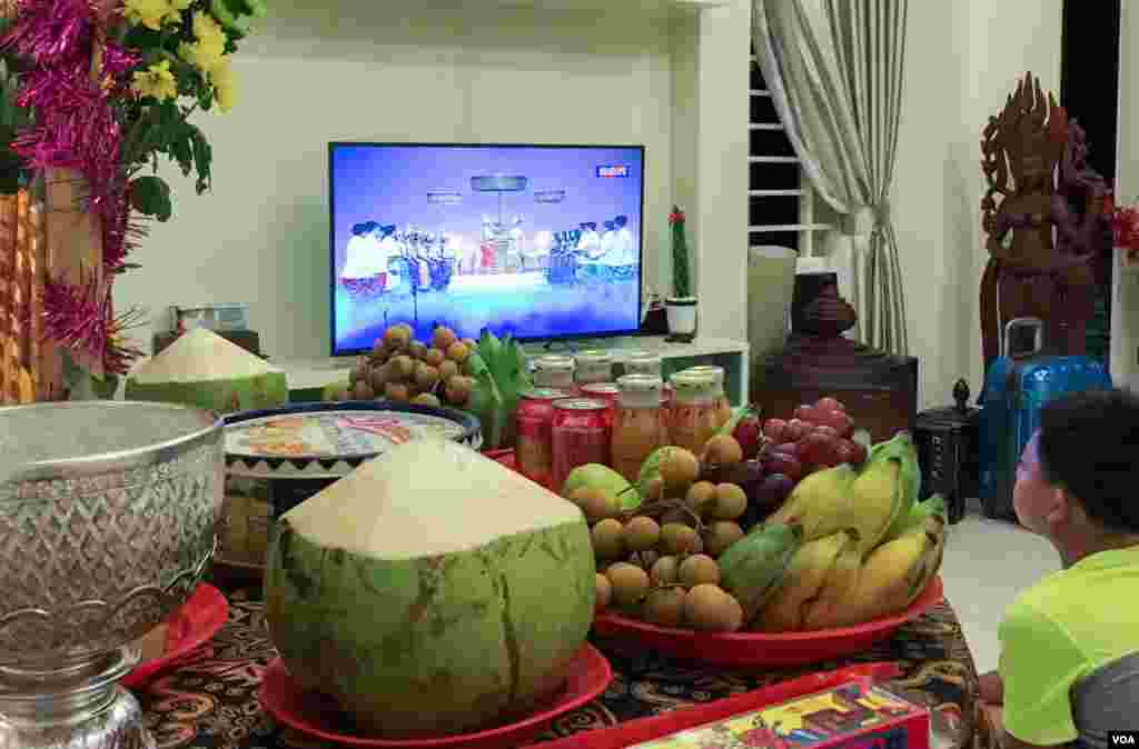 ពលរដ្ឋកម្ពុជា រង់ចាំទទួលទេវតាឆ្នាំថ្មី នៅតាមគេហដ្ឋាន ក្នុងរាជធានីភ្នំពេញ នៅថ្ងៃទី ១៤ ខែមេសា ឆ្នាំ២០១៧។ (ខាន់ សុគុំមនោ/VOA)