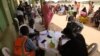 Des agents de santé propose un dépistage du coronavirus COVID-19 à Abuja, au Nigeria, le 15 avril 2020.