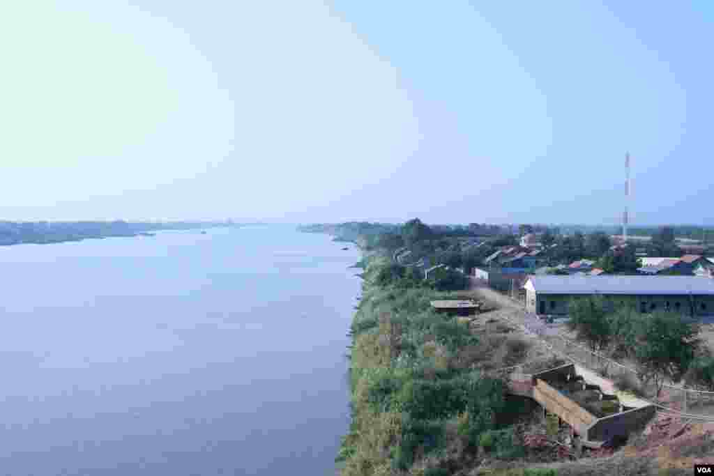 ទិដ្ឋភាពភូមិពាម មើលពីខាងលើនៅប្របមាត់ទន្លេសាបភាគខាងជើងរាជធានីភ្នំពេញ កាលពីថ្ងៃច័ន្ទ ទី២២ ខែកុម្ភៈ ឆ្នាំ២០១៦។ (រូបថត៖ អូន ឆេងប៉រ/VOA)
