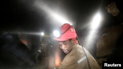 Des travailleurs dans la mine de Masimthembe Sibanye Gold à Westonaria, en Afrique du Sud, le 3 avril 2017.