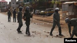 Patrouille de policiers anti-émeutes à Conakry après une manifestation, 7 mai 2015.