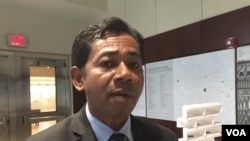 លោក​ Victor Jona អគ្គនាយកក្រសួង​រ៉ែ​ និងថាមពល​ ផ្តល់​បទសម្ភាសន៍​ជាមួយ​អ្នក​សារព័ត៌មាន​កាល​ពី​ថ្ងៃ​ ទី​២៦​​ ខែ​មេសា​ ឆ្នាំ​ ២០១៧​ នៅស្ថានទូត​សហរដ្ឋ​អាមេរិក​នៅ​រាជធានី​ភ្នំពេញ​អំពីការ​ផលិត​ថាមពលក្នុងប្រទេសកម្ពុជា។ (ហ៊ុល រស្មី/VOA​)​