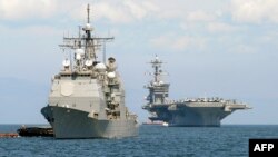 នាវា​ចម្បាំង Carl Vinson (រូប​ស្តាំ) និង​នាវា USS Bunker Hill (រូប​ឆ្វេង) ចត​នៅ​ឈូង​សមុទ្រ​ម៉ានីល កាលពី​ថ្ងៃទី១៥ ខែឧសភា ឆ្នាំ២០១១។ 
