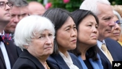 美國財政部長耶倫、美國貿易代表戴琪、代理勞工部長蘇維思以及白宮經濟顧問伯恩斯坦聆聽拜登總統在白宮玫瑰園宣佈計劃對從中國進口的電動汽車、半導體、太陽能設備和醫療用品徵收新的關稅。（2024年5月14日）
