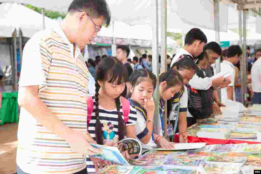 ទិដ្ឋភាពទូទៅនៃពិព័រណ៍សៀវភៅនៅកម្ពុជាលើកទី៥ ក្រោមប្រធានបទ «បង្កើនការអាន បង្កើតការសរសេរ» នៅឯបណ្ណាល័យជាតិ ក្នុងរាជធានីភ្នំពេញ កាលពីថ្ងៃទី៣ ខែធ្នូ ឆ្នាំ២០១៦។ (ហ៊ាន សុជាតា/ VOA) 