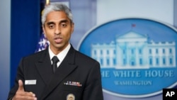 លោក​វេជ្ជបណ្ឌិត ​Vivek Murthy​ ប្រធាន​ផ្នែក​សុខភាព​សាធារណៈ​សហរដ្ឋ​អាមេរិក​ថ្លែង​នៅ​ក្នុង​អំឡុង​​នៃ​សន្និសីទ​ព័ត៌មាន​មួយ​នៅ​សេតវិមាន​ក្នុង​រដ្ឋធានី​វ៉ាស៊ីនតោន​កាល​ពី​ថ្ងៃ​ទី​១៥​ ខែ​កក្កដា ឆ្នាំ​២០២១។