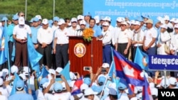 រូបឯកសារ៖ លោក​នាយករដ្ឋមន្ត្រី​ ហ៊ុន សែន ប្រធាន​គណបក្ស​ប្រជាជន​កម្ពុជា​ នៅក្នុង​ការដង្ហែក្បួន​ឃោសនា​ថ្ងៃ​​ចុងក្រោយ​​ ក្នុង​រាជធានី​ភ្នំពេញ​ ថ្ងៃទី២ ​ខែ​មិថុនា​ ឆ្នាំ​២០១៧។ (ហ៊ាន សុជាតា/VOA)