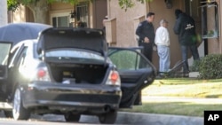 Des agents du FBI interrogent un homme près du lieu où a eu lieu une fusillade à San Bernardino, Californie, 3 décembre 2015.