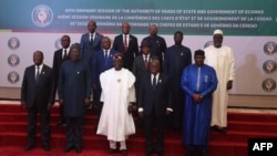 Les chefs d'État ouest-africains posent pour une photo de famille après la clôture de la 66e session ordinaire du sommet de la CEDEAO à Abuja le 15 décembre 2024.