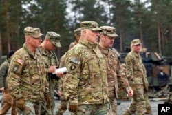 美國陸軍提供的照片顯示，美參聯會主席米利將軍在德國格拉芬沃爾訓練區會晤美國陸軍官員。(2023年1月16日)