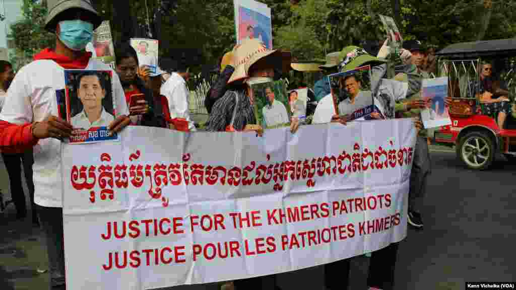 អ្នកចូលរួមកំពុងហែធម្មយាត្រាដោយថ្មើរជើងពីរាជធានីភ្នំពេញ ឆ្ពោះទៅកាន់ខេត្តពោធិ៍សាត់ ក្នុងគោលបំណងលើកកម្ពស់សីលធម៌សង្គម នៅថ្ងៃទី១ ខែកុម្ភៈ ឆ្នាំ២០២៣។ (កាន់ វិច្ឆិកា/វីអូអេ)