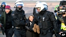 Thunberg akamatwa na polisi Jumanne baada ya kushikiliwa pamoja na wanaharakati wengine wa hali ya hewa wakati wa maandamano nchini Luetzerath, Germany, Jan. 17, 2023. 