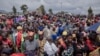 Des personnes déplacées attendent une distribution de nourriture par l'UNICEF à Munigi, RDC, le 5 décembre 2022. 