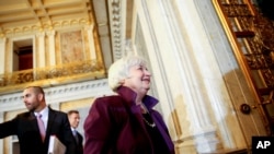 រូបថតឯកសារ៖ លោកស្រី​ Janet Yellen ​ប្រធាន​ធនាគារ​កណ្តាល​ ​ចាក​ចេញ​ពី​កិច្ច​ប្រជុំ​មួយ​នៅ​រតនាគារ​ ក្នុង​ទីក្រុង​វ៉ាស៊ីនតោន កាលពីថ្ងៃទី១៩ ឧសភា ឆ្នាំ២០១៥។