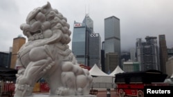 石獅子後面的香港金融區