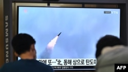 大眾在首爾一處火車站觀看有關北韓發射導彈的電視新聞。(2022年9月29日)
