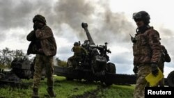 Miembros del ejército ucraniano disparan en primera línea un proyectil desde un obús remolcado FH-70, mientras continúa el ataque de Rusia contra Ucrania, en la región de Zaporizhzhia, Ucrania, 27 de octubre de 2022.