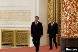 2022年10月23日，在中共二十屆一中全會後，中共領導人習近平帶領中共新一屆政治局常委與中外媒體見面。李強排在習近平後面的第二位。