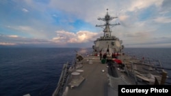 美軍杜威號導彈驅逐艦2017年5月6日在南中國海巡航。（美國海軍照片）