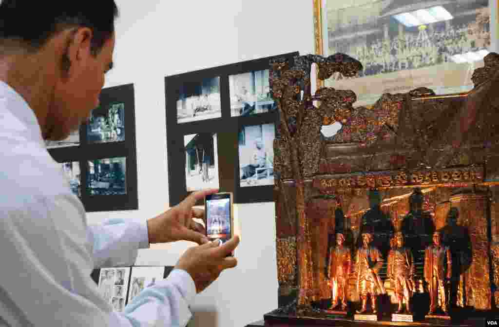 ទិដ្ឋភាពទូទៅនៃពិព័រណ៍ទេពកោសល្យ និងស្នាដៃលើកទី៣ ក្រោមប្រធានបទ «ខួប១០០ឆ្នាំនៃសាលារចនា ១៩១៧~២០១៧» រៀបចំដោយសាលាភូមិន្ទវិចិត្រសិល្បៈ ក្នុងរាជធានីភ្នំពេញ កាលពីថ្ងៃទី២៤ ខែមីនា ឆ្នាំ២០១៧។ (ហ៊ាន សុជាតា/VOA)