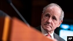 2022年3月2日，美國國會參議院外交事務委員會資深成員吉姆·里施（Jim Risch）在國會山的一場關於烏克蘭局勢的記者會上。（美聯社照片）
