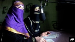 Deux présentatrices de Radio Shaesta à Kunduz, en Afghanistan, le 4 mars 2016. (AP Photo/Najim Rahim)