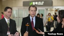 지난해 서울을 방문한 글린 데이비스 미국 국무부 대북정책특별대표(가운데).
