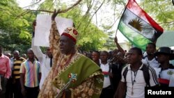 Le chef traditionnel Prince Ozo Onna avec des partisans de Nnamdi Kanu, le 1er décembre 2015. (REUTERS/Afolabi Sotunde)