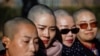 中国四名维权律师的妻子削发抗议当局迫害（路透社）