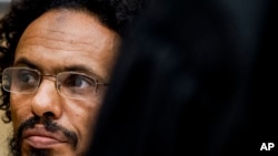 Sur cette photographie prise le 30 septembre 2015, Ahmad Al Faqi Al Mahdi attend avant de se faire entendre par la Cour pénale internationale à La Haye, Pays-Bas. 