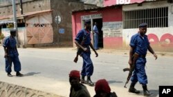 Maafisa wa polisi wa Burundi wakipiga doria.