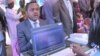 Un homme s'inscrit sur les listes électorales à Bafoussam, au Cameroun, le 5 janvier 2018.