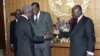 Kofi Annan, à l’époque secrétaire général de l'ONU, saluant l'actuel président ghanéen, Nana Addo Dankwa Akufo-Addo, alors ministre des Affaires étrangères , au siège des Nations Unies à New York, le 17 mars 2005.