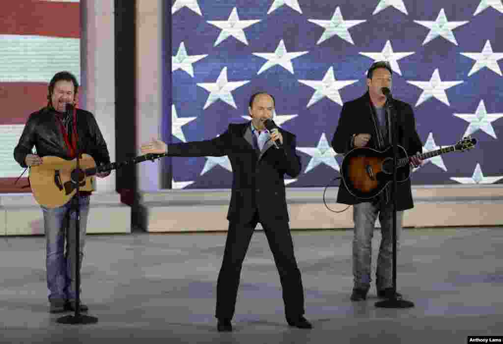 លោក Lee Greenwood ច្រៀងនៅក្នុងកម្មវិធីតន្ត្រីមុនការស្បចចូលកាន់តំណែង “Make America Great Again! Welcome Celebration” នៅបូជនីយដ្ឋាន Lincoln Memorial នៅរដ្ឋធានីវ៉ាស៊ីនតោន កាលពីថ្ងៃទី១៩ ខែមករា ឆ្នាំ២០១៧។