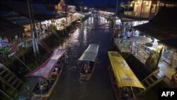 រូបភាព​ឯកសារ៖ ទូក​ដឹក​អ្នក​ទេសចរណ៍​នៅ​តាម​ប្រឡាយ Amphawa នៅ​ក្នុង​ខេត្ត Samut Songkhram ប្រទេស​ថៃ។