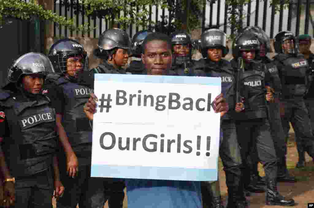 Un homme manifeste à Abuja, au Nigeria, demandant au gouvernement de sauver les jeunes filles enlevées de l'école secondaire publique à Chibok. (AP Photo/Olamikan Gbemiga)