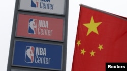 中國天津NBA中心外的中國國旗與NBA標識。 （2019年10月10日）