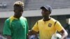 L’attaquant Jean-Marc Mundele de l’AS V. Club, à gauche, suit les directives de son entraîneur Florent Ibenge, lors du match de son équipe, sur une photo publiée le 17 avril 2018. (Facebook/V.Vlub Télévision).