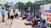 Des retraités sans pensions manifestant devant la marie à Brazzaville, au Congo le 23 janvier 2025. Ils réclament leurs pensions impayées depuis plus de dix ans. (Arsène Séverin/VOA)