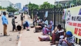 Des retraités sans pensions manifestant devant la marie à Brazzaville, au Congo le 23 janvier 2025. Ils réclament leurs pensions impayées depuis plus de dix ans. (Arsène Séverin/VOA)