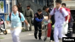 救援人員在曼谷以南的華欣市爆炸現場搶救傷員。 （2016年8月12日）