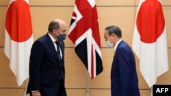 日本首相菅義偉在東京會晤到訪的英國國防大臣本∙華萊士。（2021年7月20日）