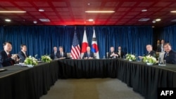2024年11月15日，美國總統拜登、日本首相石破茂和南韓總統尹錫悅在秘魯利馬舉行的亞太經合組織(APEC)峰會間歇舉行三邊會談。
