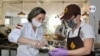 La mayoría de los trabajadores de la pastelería Xocolat and More, son venezolanos, así como su propietaria, quien prefirió no cerrar en medio de la pandemia para evitar el desempleo. [Foto: Karen Sánchez, VOA]