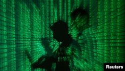 數碼組成的圖像顯示一個人手持筆記本電腦
